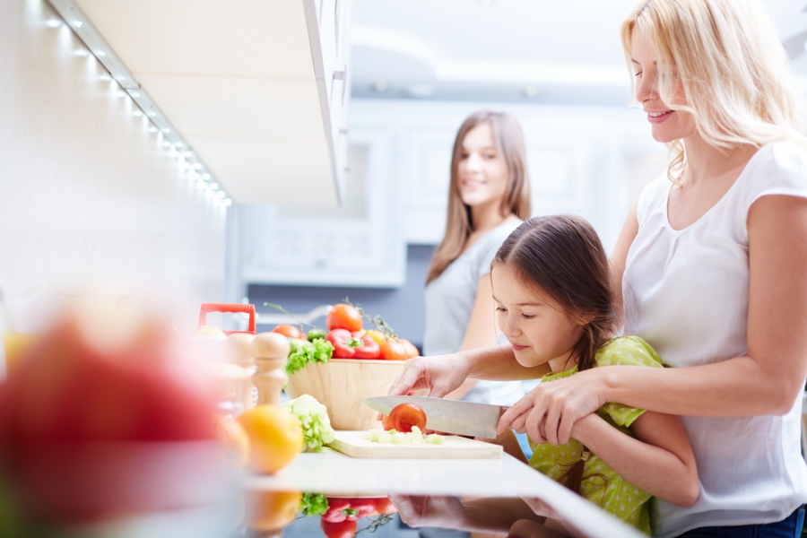 10 powodów, dla których warto gotować z dzieckiem - Uczymy działania w grupie