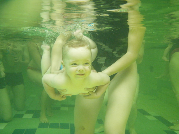 Szkoła Pływania Delfinki - Nauka pływania dla niemowląt i dzieci