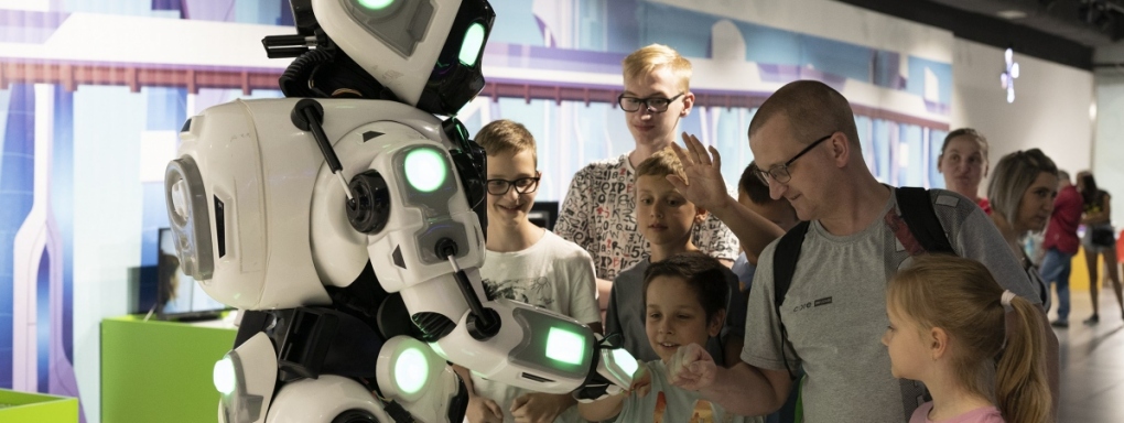 Robotyczne szczenię, robot rozmawiający z ludźmi… Trwa wystawa „Roboexpo” dla miłośników robotyki i nowoczesnych technologii!