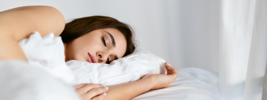 Dlaczego warto kupić materac hybrydowy, o wadach i zaletach mówią specjaliści z SleepMed