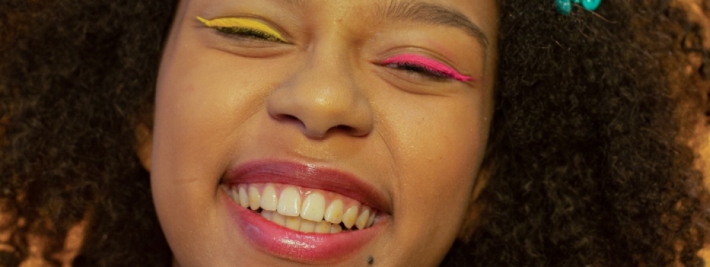 Jak rozmawiać z nastolatką o pielęgnacji i makijażu? Zobacz polecane kremy do twarzy dla młodych dziewczyn