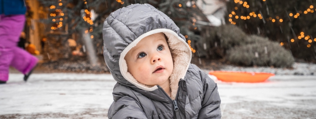 Kombinezon niemowlęcy zimowy, jaki wybrać i na co zwracać uwagę
