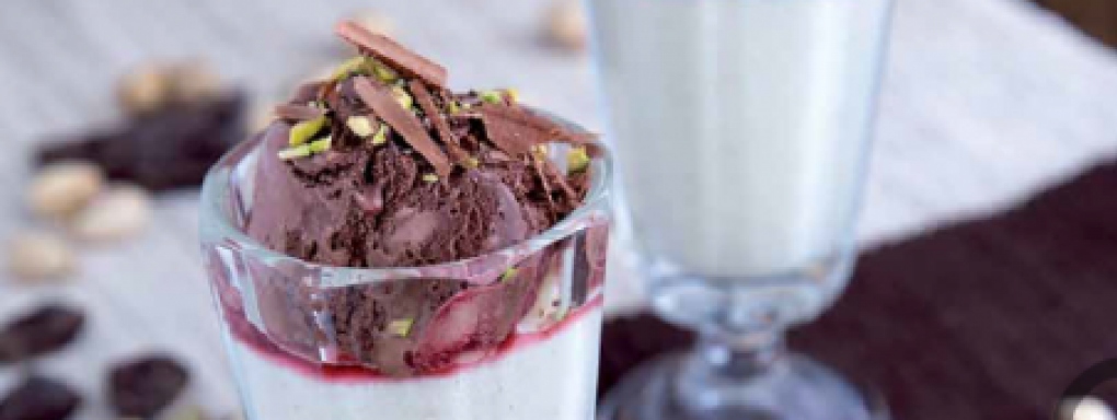 Puchar waniliowy z kaszą manną z lodami czekoladowo-wiśniowymi z posypką pistacjową