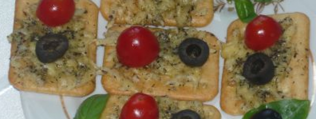 Krakersy zapiekane z serem i ziołami
