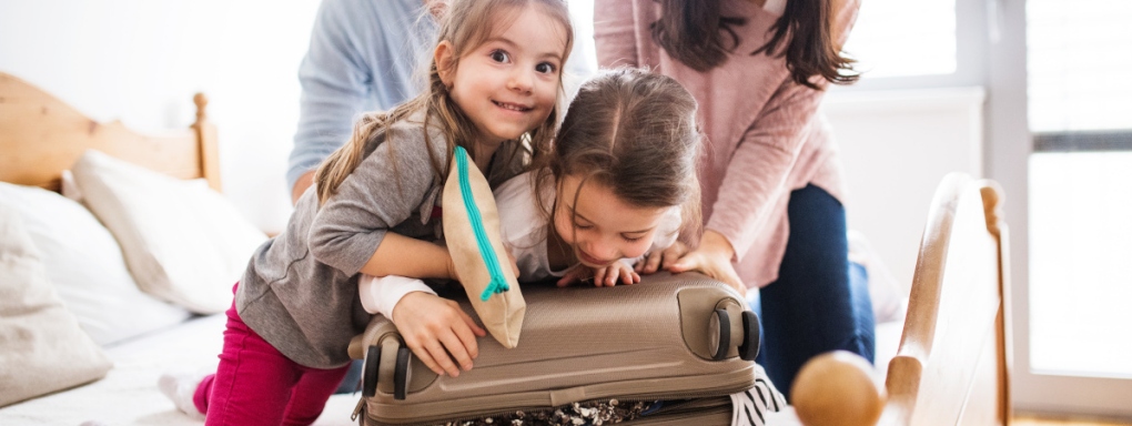 Odzież dziecięca na letnią wyprawę. Co spakować do walizki?