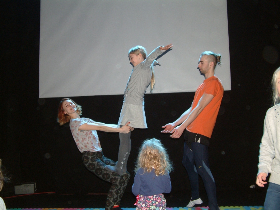 W cyrku po Dzikiej Stronie Wisły - Akrobatyka w parze, to niełatwa sztuka, ale dzieci świetnie sobie z nią radzą!