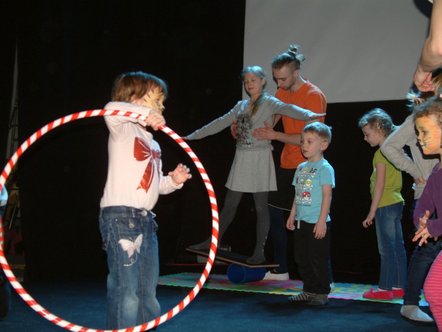 W cyrku po Dzikiej Stronie Wisły - Hula-hoop dla małych i dużych! Świetna zabawa gwarantowana!