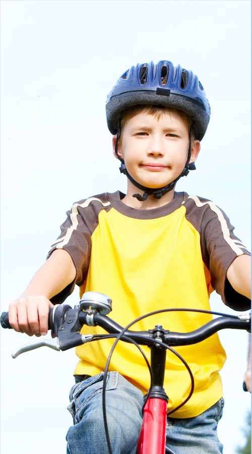 Rzuć wszystko i chodź na boisko! Dziś Światowy Dzień Aktywności Fizycznej - Rower, to doskonała forma rodzinnego spędzania czasu w plenerze. Pamiętajcie, aby wyposażyć dziecko w kask!
