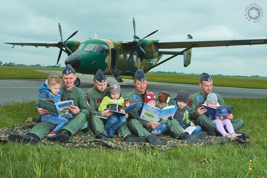 Dziecku czytanie - taty zadaniem! - odlotowy tata czyta 20 minut dziennie. Aerobatic Team Orlik i Boguś Niedźwiedź w: 42 Baza Lotnictwa Szkolnego W Radomiu.