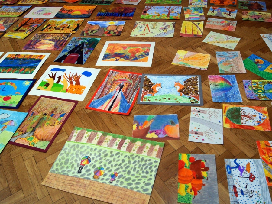 "Pod Kolorowym Parasolem Jesieni": blisko 3000 prac 
