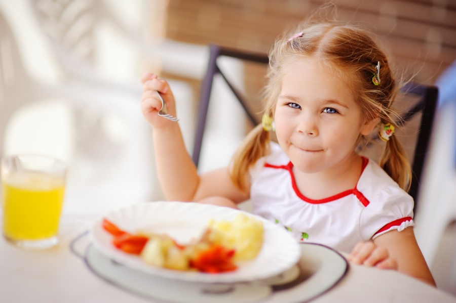 50 rzeczy, których dorośli nie powinni robić, a dzieci mogą! - Rzucanie jedzenia z talerza na podłogę
