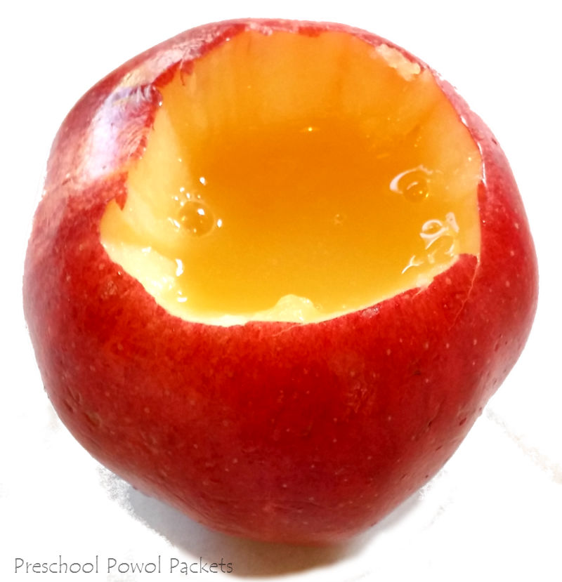 Jesienne DIY na długie wieczory - fot. http://preschoolpowolpackets.blogspot.com/2015/08/edible-bubble-science-with-apples.html