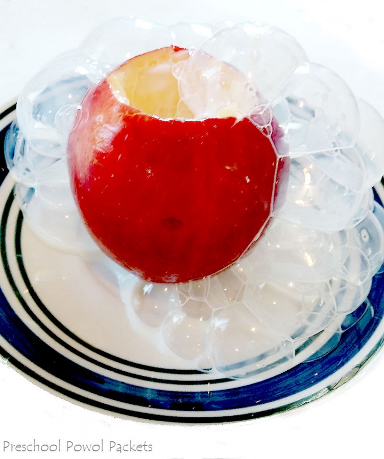 Jesienne DIY na długie wieczory - fot. http://preschoolpowolpackets.blogspot.com/2015/08/edible-bubble-science-with-apples.html