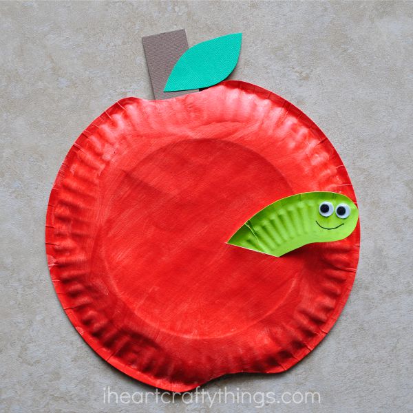 Jesienne DIY na długie wieczory - fot. https://iheartcraftythings.com/paper-plate-apple-craft.html
