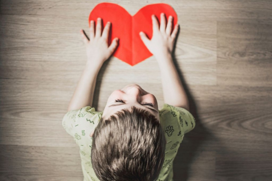 20 sposobów, by wychować pewne siebie dziecko - Zapewniaj je o swojej miłości