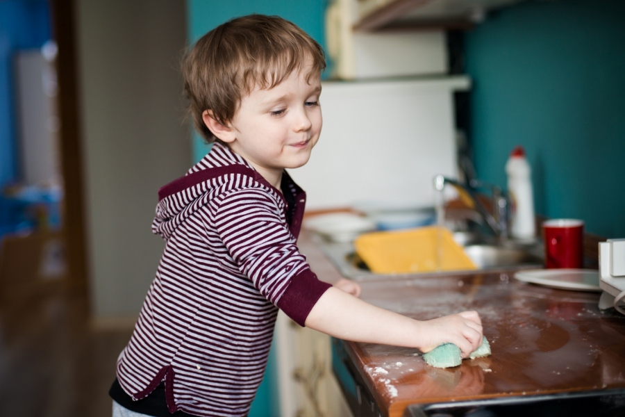 20 sposobów, by wychować pewne siebie dziecko - Dawaj dziecku obowiązki domowe dostosowane do jego wieku