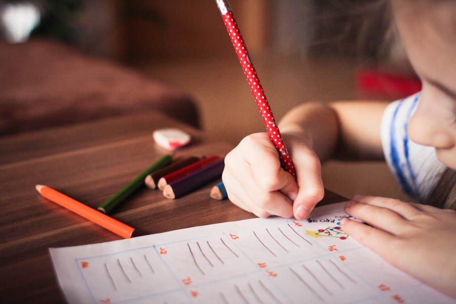 7 sposobów na wypracowanie dobrych nawyków odrabiania pracy domowej - Stałe miejsce pracy