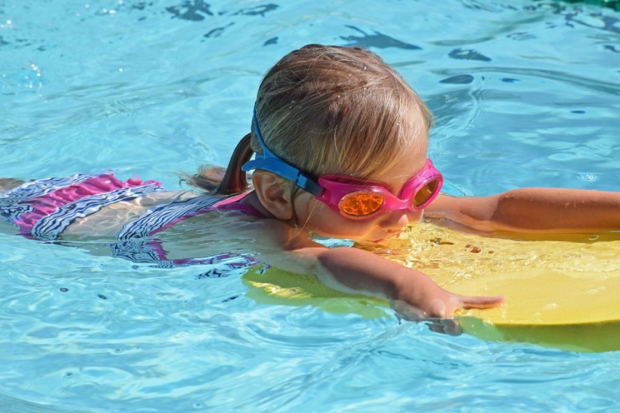 Jak oswoić dziecko z wodą? - Nauka pływania tylko pod okiem instruktora