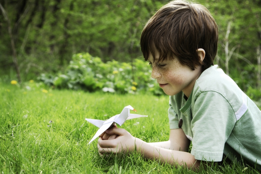  30 zabaw i aktywności, których prawdopodobnie każdy doświadczył jako dziecko! - Puszczanie papierowych samolotów