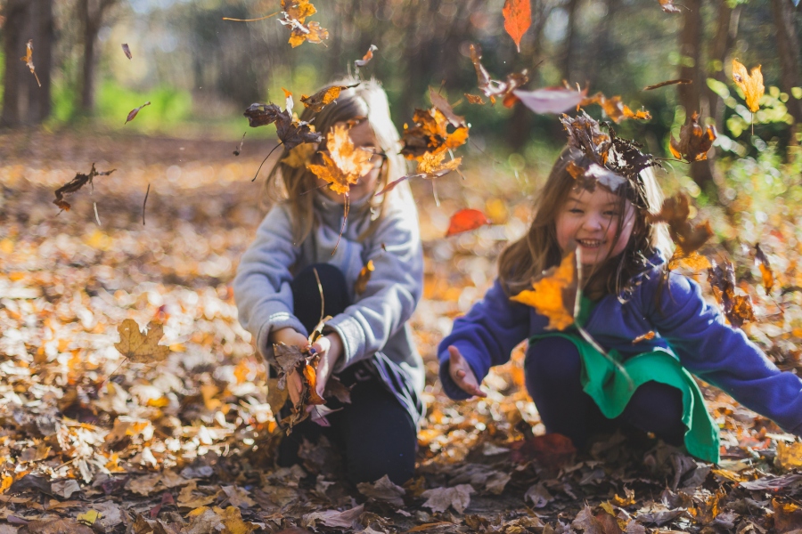  30 zabaw i aktywności, których prawdopodobnie każdy doświadczył jako dziecko! - Zabawy z jesiennych liściach