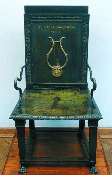 Muzeum Narodowe - Oddział Muzeum Książąt Czartoryskich - Krzeslo Szekspira umieszczone w dziewietnastowiecznym futerale z brazu ze zloceniami