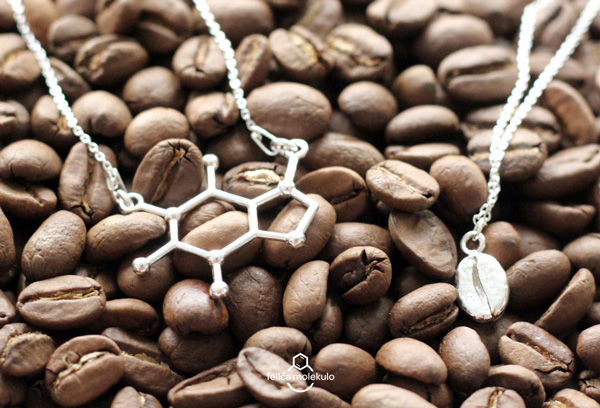 Srebrne naszyjniki z ziarenkiem kawy lub wzorem kofeiny