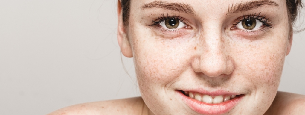 Atopowe zapalenie skóry w czasie lata: jak zapobiegać i leczyć zaostrzenia