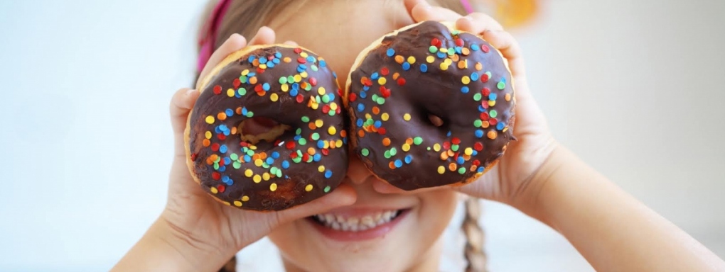 Dlaczego dzieci uwielbiają słodycze i śmieciowe jedzenie?