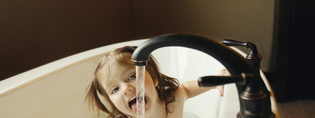 Jak urządzić łazienkę bezpieczną dla dzieci – praktyczne wskazówki