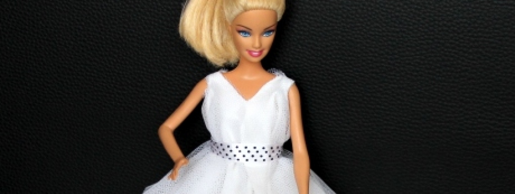 Proste sukienki dla lalek Barbie (bez szycia)