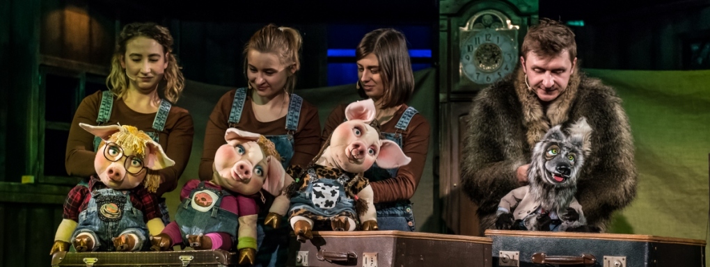 Grudniowa seria spektakli "Wilk i trzy świnki oraz leśniczy, co strzeże dziczy" w Teatrze Andersena