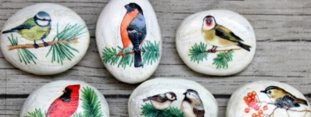 Kamienie z motywem ptaków