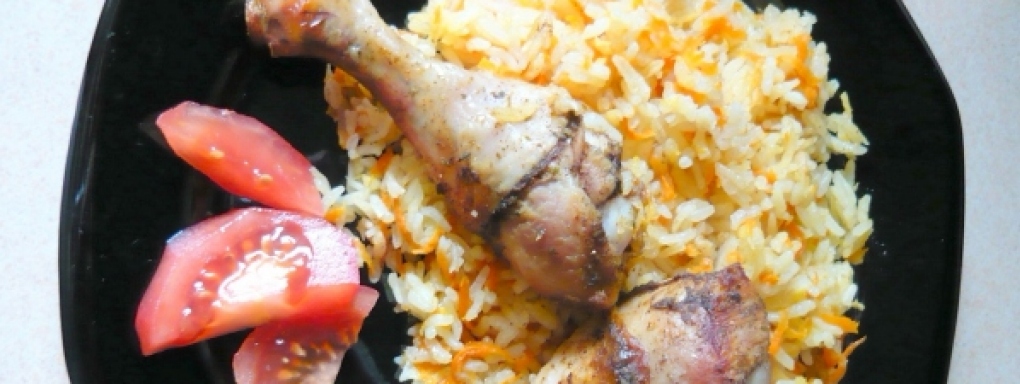 Pieczony ryż z marchewką i udkami kurczaka