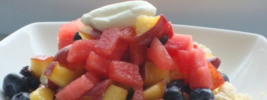  Twarożek z soczystymi owocami lata i jogurtem greckim